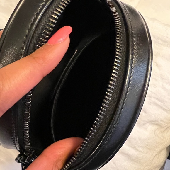 VINYLE ROUND CAMERA BAG IN CHEVRON-QUILTED GRAIN DE POUDRE EMBOSSED LEATHER - Picture 8 of 9